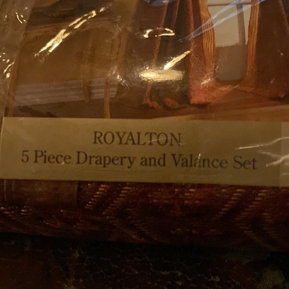Royalton 5 piece Drapery and Valance set - Picture 5 of 6